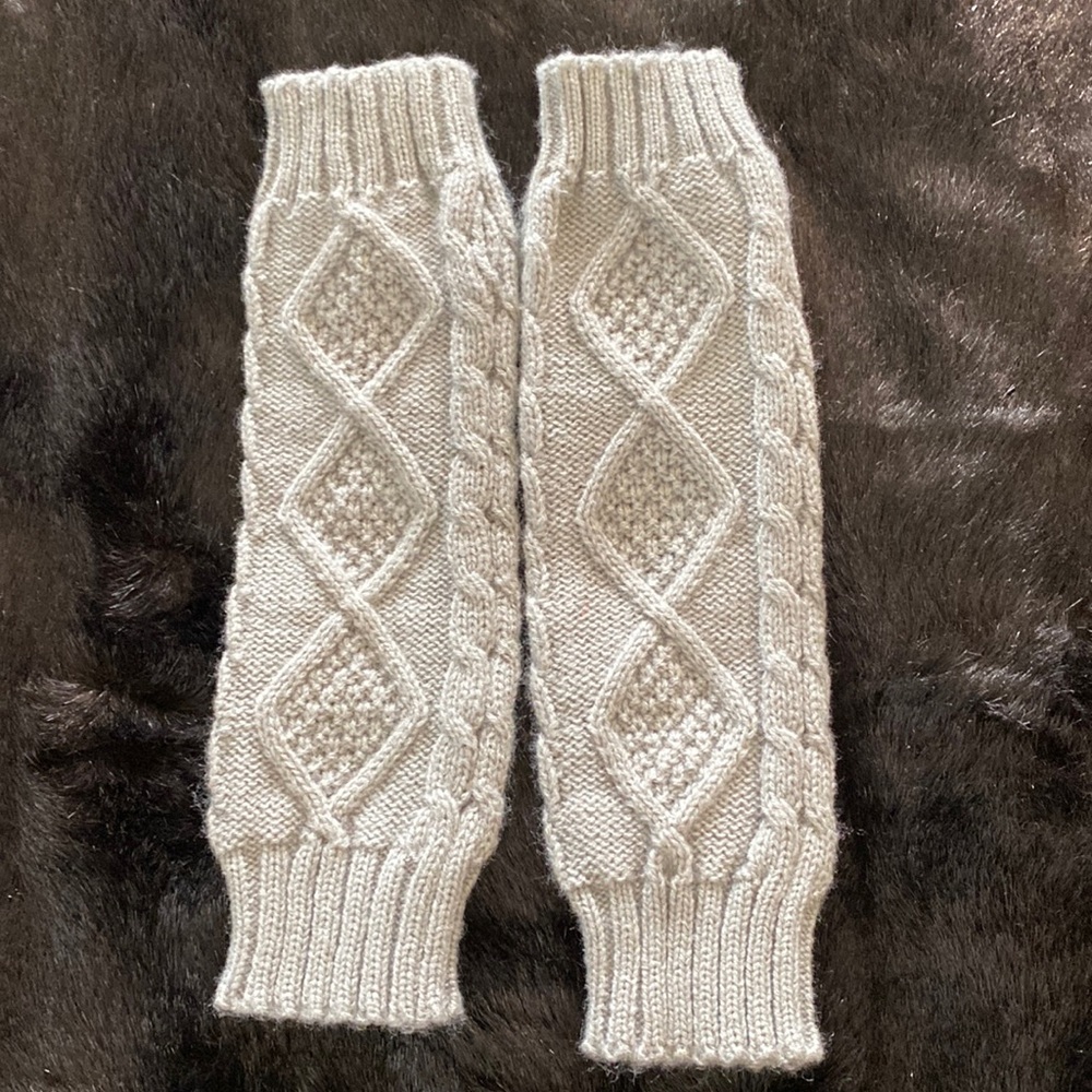 Gray Knitted Thumb Hole Fingerless Gloves